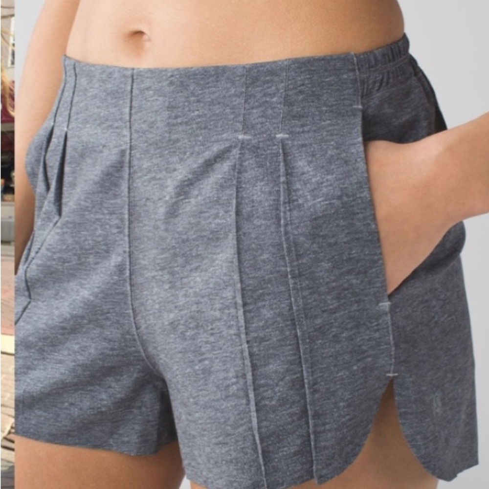 Lululemon & Go Endeavor Shorts Heather Grey Pleated Size 8